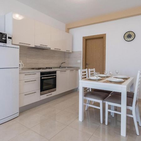 1 Bedroom Amazing Apartment In Komarna 클레크 외부 사진