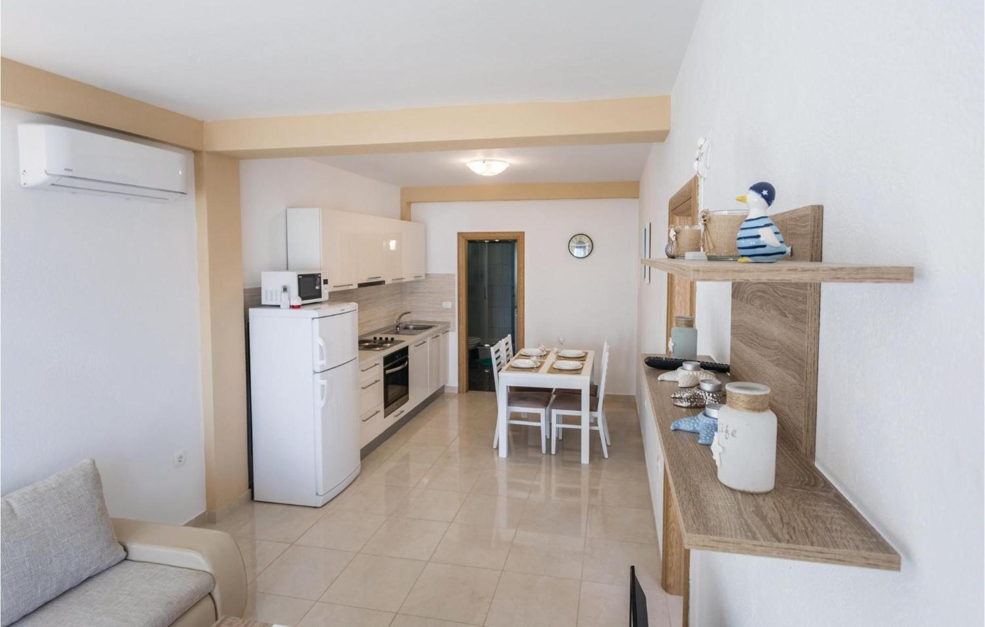 1 Bedroom Amazing Apartment In Komarna 클레크 외부 사진