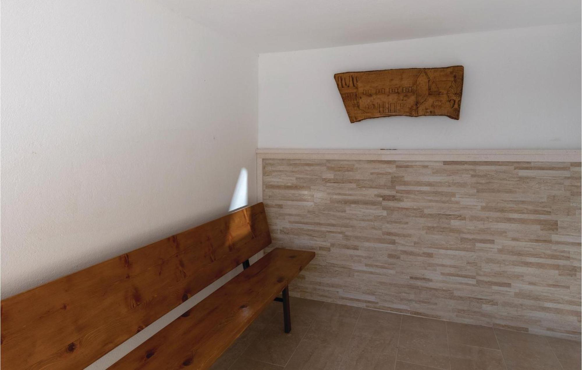 1 Bedroom Amazing Apartment In Komarna 클레크 외부 사진