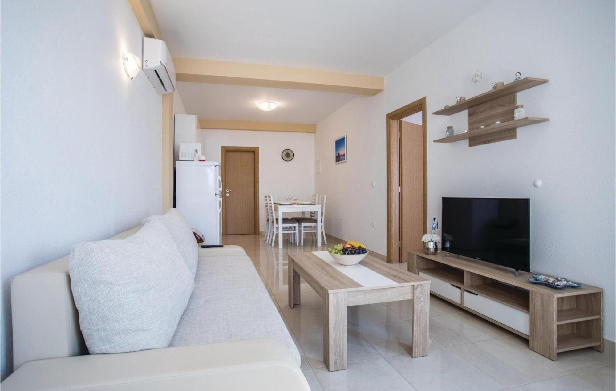 1 Bedroom Amazing Apartment In Komarna 클레크 외부 사진