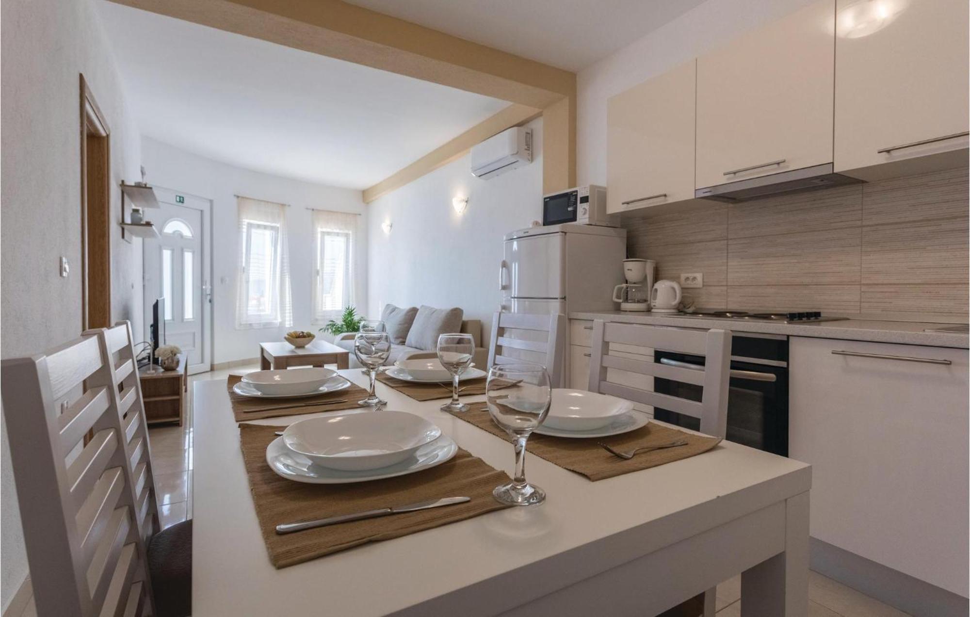 1 Bedroom Amazing Apartment In Komarna 클레크 외부 사진