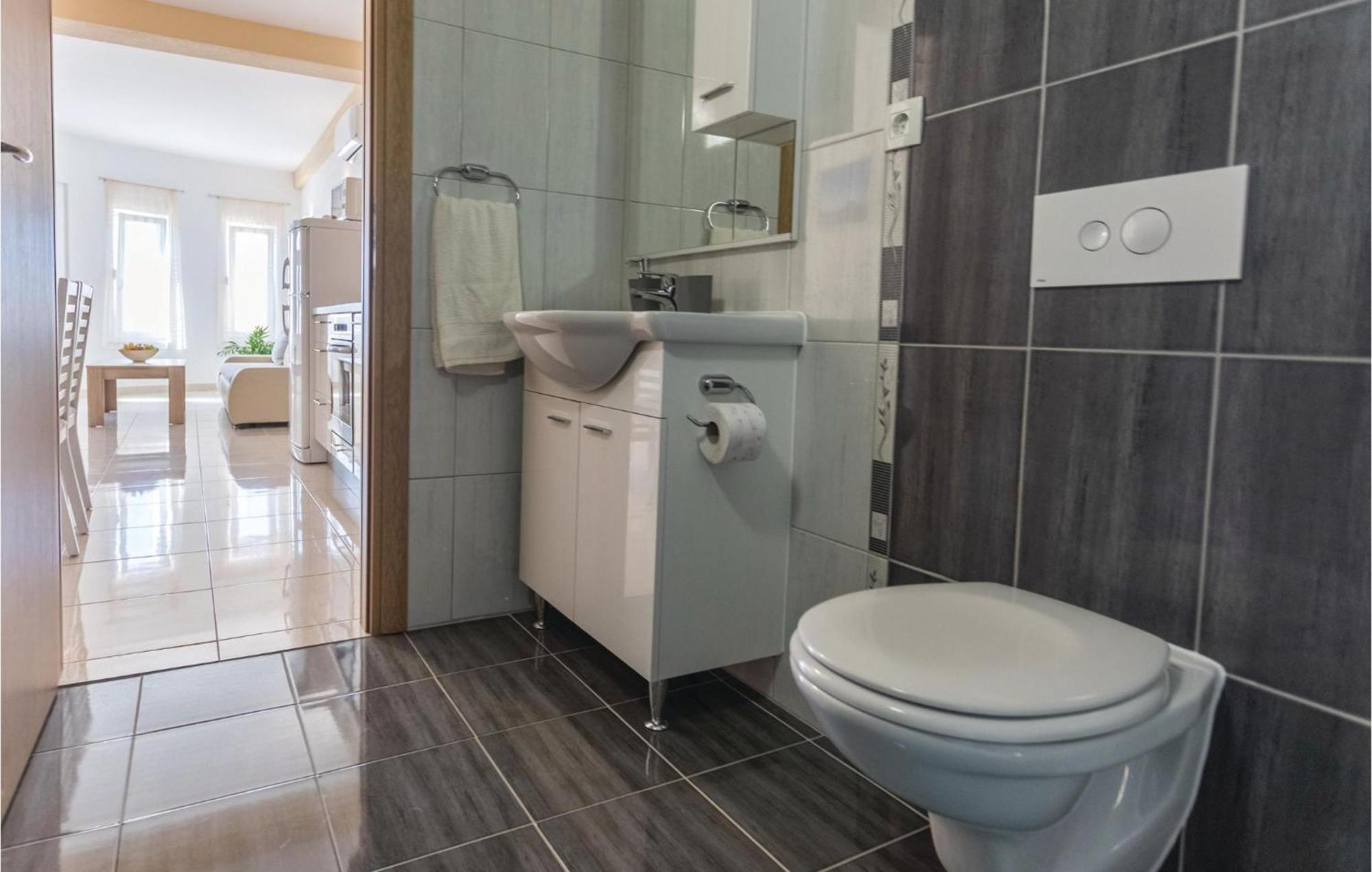 1 Bedroom Amazing Apartment In Komarna 클레크 외부 사진