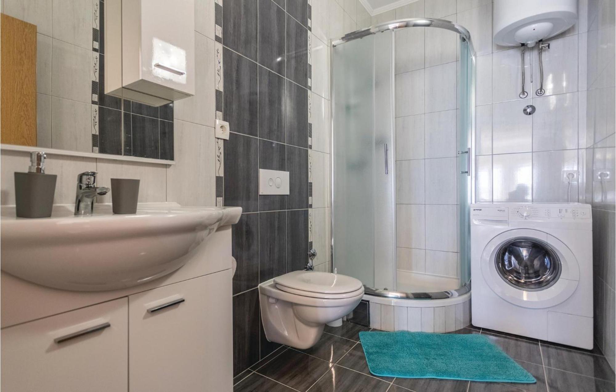 1 Bedroom Amazing Apartment In Komarna 클레크 외부 사진