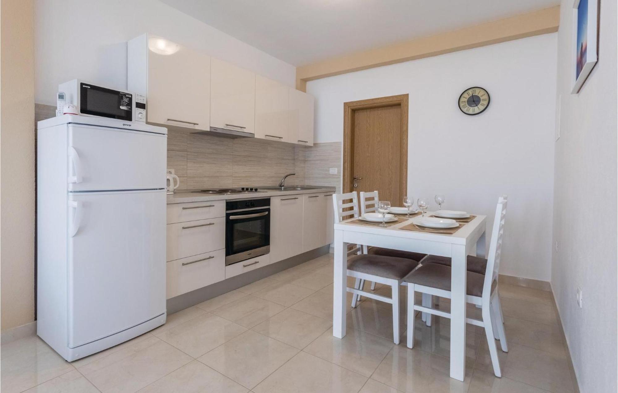 1 Bedroom Amazing Apartment In Komarna 클레크 외부 사진